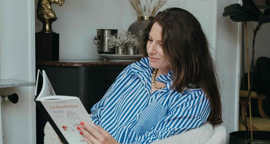 Woman wearing a clay mask and waiting for the ideal removal time